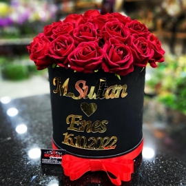 Kütahya Çiçekçi kutuda kırmızı güller